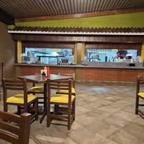 Hamburguesas servidas en mesa